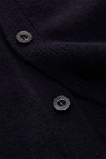 Nahaufnahme aus schräger Perspektive des A.P.C. Cardigan 'Kevin' navy, reine Wolle mit Knöpfen und leicht griffiger Struktur.