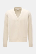 A.P.C. Cardigan 'Kevin' creme in Regular Fit, reine Wolle, von vorne fotografiert mit V-Ausschnitt, Knöpfen, Rippbündchen und Logo am Bund.