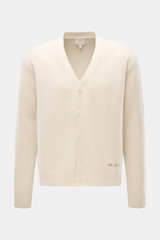 A.P.C. Cardigan 'Kevin' creme in Regular Fit, reine Wolle, von vorne fotografiert mit V-Ausschnitt, Knöpfen, Rippbündchen und Logo am Bund.