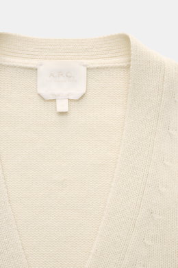 Nahaufnahme des cremefarbenen A.P.C. Cardigan 'Kevin' aus reiner Wolle mit Rundhalsausschnitt, Rippbündchen und Logoetikett, frontale Perspektive.