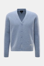 A.P.C. Cardigan 'Kevin' rauchblau meliert aus reiner Wolle, Regular Fit, mit V-Ausschnitt, Knopfleiste, Rippbündchen, frontal fotografiert.