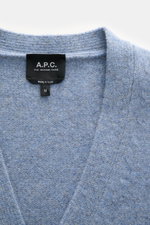 Nahaufnahme des A.P.C. Cardigan 'Kevin' rauchblau meliert, Fokus auf Rundhalsausschnitt und schwarzem Label, reine Wolle, Regular Fit.