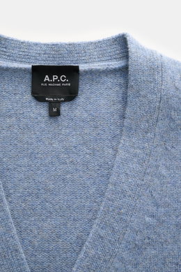 Nahaufnahme des A.P.C. Cardigan 'Kevin' rauchblau meliert, Fokus auf Rundhalsausschnitt und schwarzem Label, reine Wolle, Regular Fit.