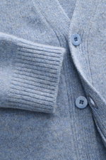 Nahaufnahme des A.P.C. Cardigan 'Kevin' rauchblau meliert aus reiner Wolle, Detail von Knöpfen, Rippbündchen und feiner Strickstruktur.
