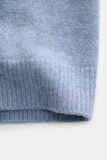 A.P.C. Cardigan 'Kevin' rauchblau meliert aus reiner Wolle, Detailaufnahme der leicht griffigen Strickstruktur und Rippbündchen.