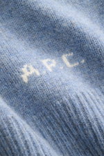 A.P.C. Cardigan 'Kevin' rauchblau meliert Detailaufnahme der reinen Wolle mit kontrastfarbenem Logo, weiche, leicht griffige Haptik, Nahaufnahme.
