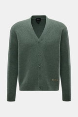 A.P.C. Cardigan 'Kevin' graugrün meliert, aus reiner Wolle, Regular Fit, mit Rundhalsausschnitt, Knopfleiste und Rippbündchen, Frontalansicht.