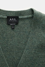 A.P.C. Cardigan 'Kevin' graugrün meliert, Detailaufnahme von oben auf Rundhalsausschnitt, reine Wolle, Regular Fit, Rippbündchen, Logo am Bund.