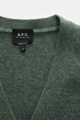 A.P.C. Cardigan 'Kevin' graugrün meliert, Detailaufnahme von oben auf Rundhalsausschnitt, reine Wolle, Regular Fit, Rippbündchen, Logo am Bund.