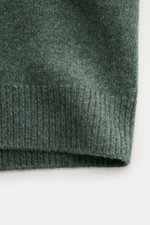 Ausschnitt des A.P.C. Cardigan 'Kevin' graugrün meliert, Detailaufnahme der reinen Wolle mit Rippbündchen, Nahaufnahme frontal.