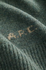 Nahaufnahme des graugrün melierten A.P.C. Cardigans 'Kevin' aus reiner Wolle mit kontrastierendem Logo, Detailtextur aus schräger Perspektive.
