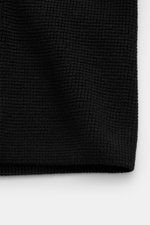 C.P. Company Strickjacke schwarz in Nahaufnahme, puristisches, mittelfeines Waffelstrick-Design aus Baumwolle Microfaser, slim fit, Frontansicht.