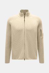 Frontansicht der sandfarbenen C.P. Company Strickjacke mit puristischem Design, Waffelstrick, Slim Fit, Zwei-Wege-Reißverschluss und Oberarm-Zipper-Tasche.