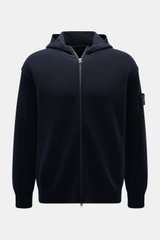 Stone Island Strickjacke 'Ghost Piece' navy, frontale Nahaufnahme, Kapuze, Zwei-Wege-Reißverschluss, Badge am Oberarm, Baumwolle-Cashmere-Mix, Regular Fit.