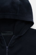 Nahaufnahme der Stone Island Strickjacke 'Ghost Piece' navy von oben, zeigt Kapuze, zwei-Wege-Reißverschluss, mittelfeines Strickbild, Baumwolle-Cashmere-Mix.