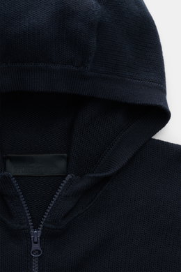 Nahaufnahme der Stone Island Strickjacke 'Ghost Piece' navy von oben, zeigt Kapuze, zwei-Wege-Reißverschluss, mittelfeines Strickbild, Baumwolle-Cashmere-Mix.