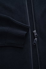 Nahaufnahme der Stone Island Strickjacke 'Ghost Piece' navy, Baumwoll-Cashmere, mittelfeiner Strick, Kapuze, Reißverschluss, Rippbündchen.