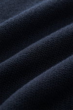 Nahaufnahme des mittelfeinen Strickbildes der Stone Island Strickjacke 'Ghost Piece' navy, gefertigt aus Baumwolle mit Cashmere.