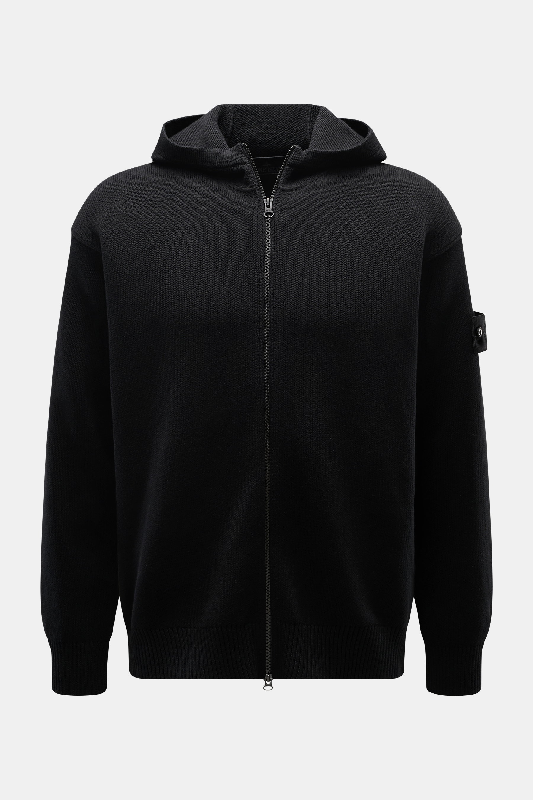 Frontale Nahaufnahme der Stone Island Strickjacke 'Ghost Piece' schwarz mit Kapuze, Zwei-Wege-Reißverschluss, tonalem Badge, Baumwolle-Cashmere-Mix, Regular Fit.