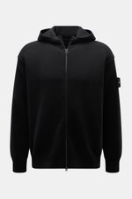 Frontale Nahaufnahme der Stone Island Strickjacke 'Ghost Piece' schwarz mit Kapuze, Zwei-Wege-Reißverschluss, tonalem Badge, Baumwolle-Cashmere-Mix, Regular Fit.