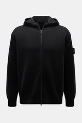 Frontale Nahaufnahme der Stone Island Strickjacke 'Ghost Piece' schwarz mit Kapuze, Zwei-Wege-Reißverschluss, tonalem Badge, Baumwolle-Cashmere-Mix, Regular Fit.