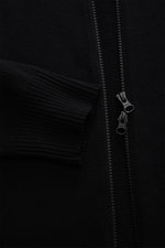 Nahaufnahme der Stone Island Strickjacke 'Ghost Piece' schwarz, zeigt weichen Baumwolle-Cashmere-Mix, mittelfeines Strickbild, Rippbündchen und Zwei-Wege-Reißverschluss frontal.