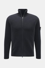 Stone Island Strickjacke 'Ghost' navy aus Schurwoll-Cashmere-Mix, Regular Fit, mit Reißverschluss, hohem Kragen, Kompass-Badge, von vorne fotografiert.