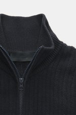 Nahaufnahme der Stone Island Strickjacke 'Ghost' navy von oben, mit hoch schließendem Kragen, Zopfmuster, Zwei-Wege-Reißverschluss und weichem Schurwoll-Cashmere-Mix.