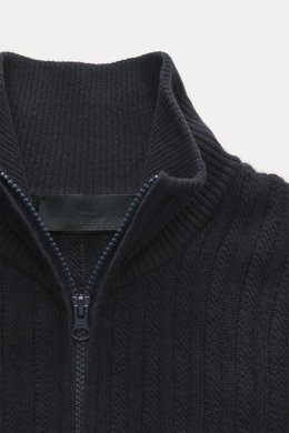 Nahaufnahme der Stone Island Strickjacke 'Ghost' navy von oben, mit hoch schließendem Kragen, Zopfmuster, Zwei-Wege-Reißverschluss und weichem Schurwoll-Cashmere-Mix.