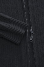 Nahaufnahme der Stone Island Strickjacke 'Ghost' navy aus Schurwoll-Mix, zeigt Rippbündchen und Zwei-Wege-Reißverschluss.