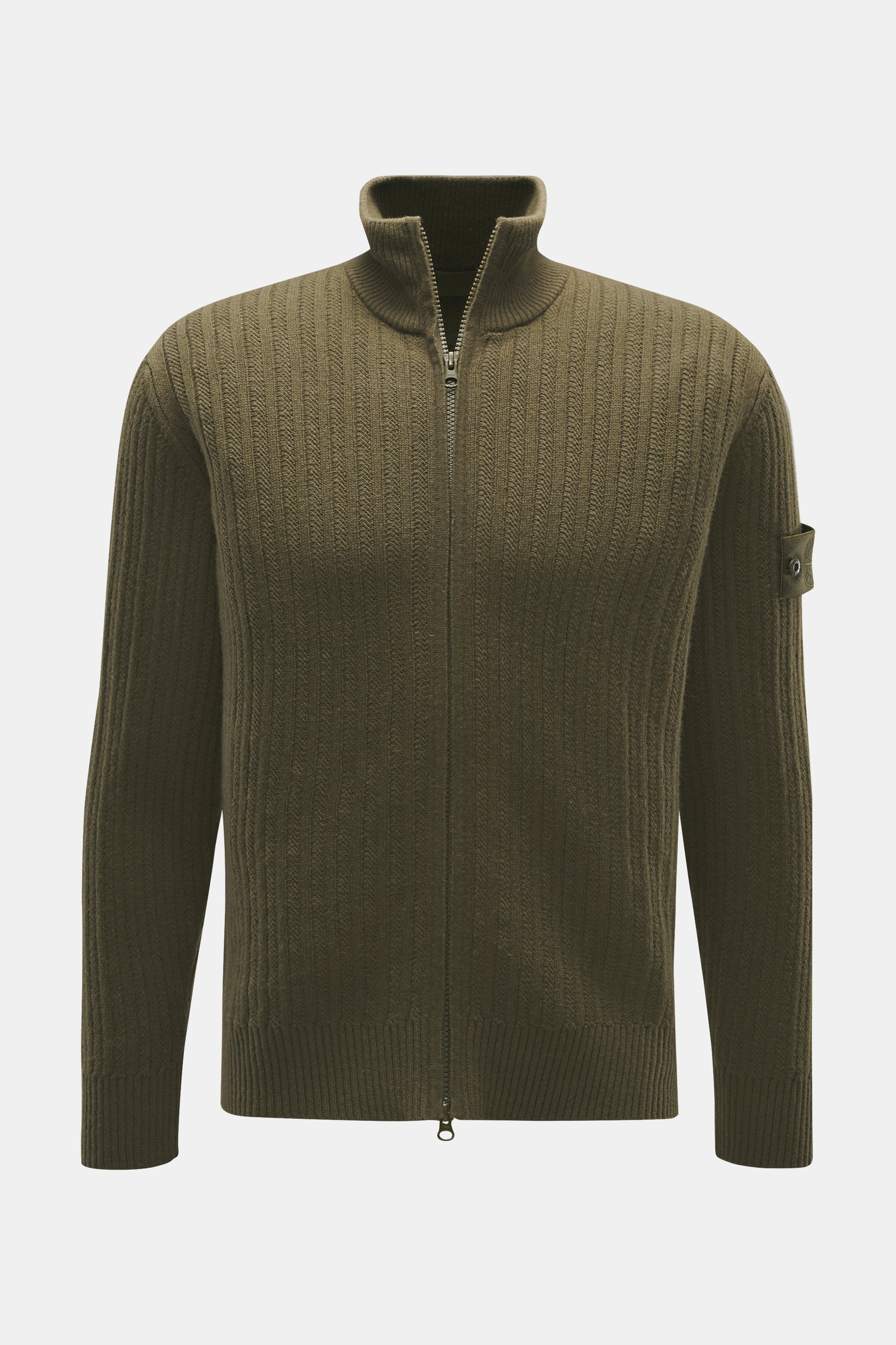 Stone Island Strickjacke 'Ghost' oliv, frontale Nahaufnahme, Schurwoll-Mix, Regular Fit, Zwei-Wege-Reißverschluss, hoher Kragen, tonales Kompass-Badge, Rippbündchen, weicher Griff.
