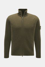 Stone Island Strickjacke 'Ghost' oliv, frontale Nahaufnahme, Schurwoll-Mix, Regular Fit, Zwei-Wege-Reißverschluss, hoher Kragen, tonales Kompass-Badge, Rippbündchen, weicher Griff.