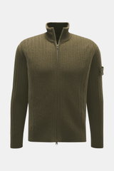 Stone Island Strickjacke 'Ghost' oliv, frontale Nahaufnahme, Schurwoll-Mix, Regular Fit, Zwei-Wege-Reißverschluss, hoher Kragen, tonales Kompass-Badge, Rippbündchen, weicher Griff.