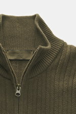 Nahaufnahme der Stone Island Strickjacke 'Ghost' oliv aus Schurwoll-Mix, Front mit hoch schließendem Kragen, Reißverschluss und Label, weicher Griff.