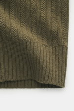 Stone Island Strickjacke 'Ghost' oliv aus Schurwoll-Cashmere-Mix, Detailaufnahme von Rippbündchen und Struktur, weicher Griff.