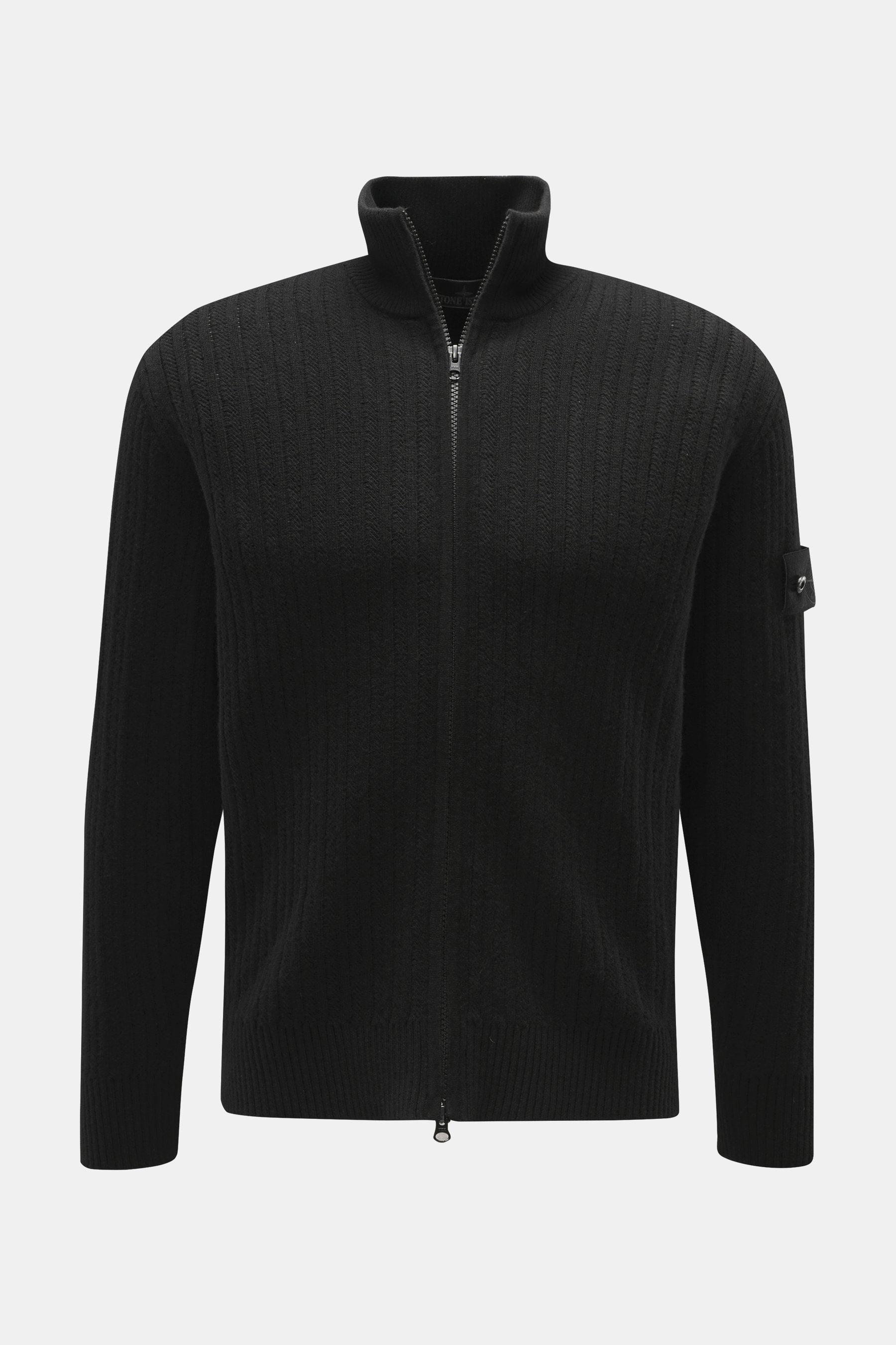 Stone Island Strickjacke 'Ghost' schwarz im Frontfoto mit Zwei-Wege-Reißverschluss, hohem Kragen, tonalem Kompass-Badge, Rippbündchen, Schurwoll-Mix, Regular Fit.
