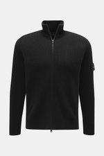 Stone Island Strickjacke 'Ghost' schwarz im Frontfoto mit Zwei-Wege-Reißverschluss, hohem Kragen, tonalem Kompass-Badge, Rippbündchen, Schurwoll-Mix, Regular Fit.