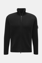 Stone Island Strickjacke 'Ghost' schwarz im Frontfoto mit Zwei-Wege-Reißverschluss, hohem Kragen, tonalem Kompass-Badge, Rippbündchen, Schurwoll-Mix, Regular Fit.