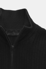 Stone Island Strickjacke 'Ghost' schwarz aus Schurwoll-Mix, sportiver Look, hoch geschlossener Kragen, Reißverschluss, Detailansicht von oben.