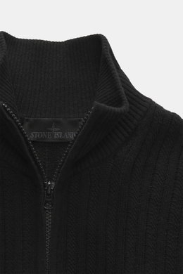 Stone Island Strickjacke 'Ghost' schwarz aus Schurwoll-Mix, sportiver Look, hoch geschlossener Kragen, Reißverschluss, Detailansicht von oben.