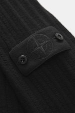 Nahaufnahme der tonalen Kompass-Badge an der Stone Island Strickjacke 'Ghost' schwarz aus Schurwoll-Cashmere-Mix, weicher Griff, Rippbündchen.