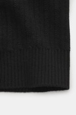 Stone Island Strickjacke 'Ghost' schwarz, Detailaufnahme aus seitlicher Nahperspektive, Schurwoll-Mix mit weichem Griff, Rippbündchen, sportiver Look.