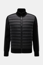 alt-Tag: Vorderansicht der Canada Goose Strickjacke 'Hybridge Knit' schwarz mit Daunenfüllung vorne, Wollstrickärmeln, Stehkragen und Zipper-Taschen.