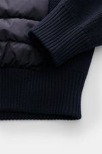 Close-up front view of the Canada Goose Cardigan 'Hybridge Knit' navy showing ribbed pure wool knit sleeves and down-lined front.

<p>Make a smooth transition into the new season with the cardigan 'Hybridge Knit' from the outdoor label CANADA GOOSE, which