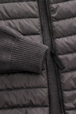 Canada Goose Cardigan 'Hybridge Knit' dark grey close-up from above showing textured pure wool knit sleeve, down quilted microfiber front, robust zip. Make a smooth transition into the new season with the cardigan 'Hybridge Knit' from the outdoor label CA