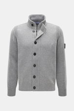 Stone Island Strickjacke 'Lambswool' grau meliert, Frontansicht, Wollmix mit Linksstrick, Knöpfen, Filz-Details, Zipper, Kompass-Badge, Slim Fit.