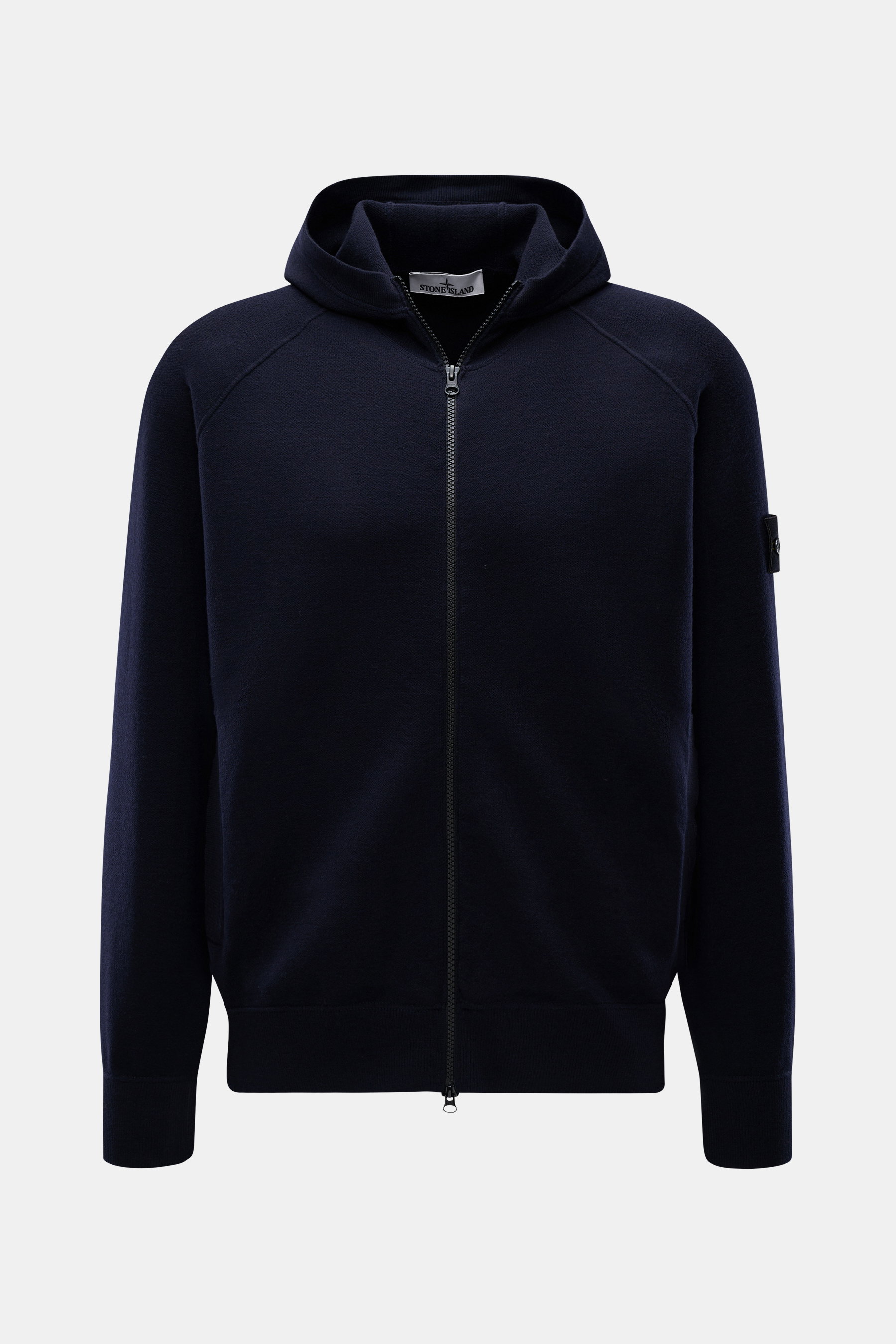Stone Island Strickjacke 'Stretchwool' schwarz, frontale Nahaufnahme mit Kapuze, Raglan-Ärmeln, Reißverschluss und Kompass-Badge am Oberarm.