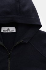 Stone Island Strickjacke 'Stretchwool' schwarz, Detailansicht der Kapuze und des Reißverschlusses aus Schurwolle und Microfaser.
