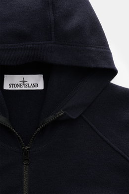 Stone Island Strickjacke 'Stretchwool' schwarz, Detailansicht der Kapuze und des Reißverschlusses aus Schurwolle und Microfaser.