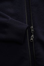 Stone Island Strickjacke 'Stretchwool' schwarz, Detailaufnahme von Rippbündchen und Zwei-Wege-Reißverschluss, weicher Wollmix